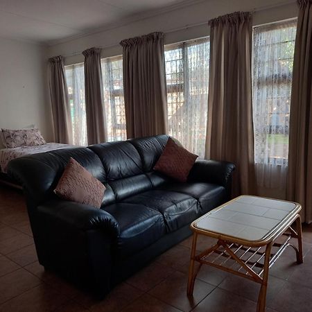 White Rose Guest House Vanderbijlpark Room photo