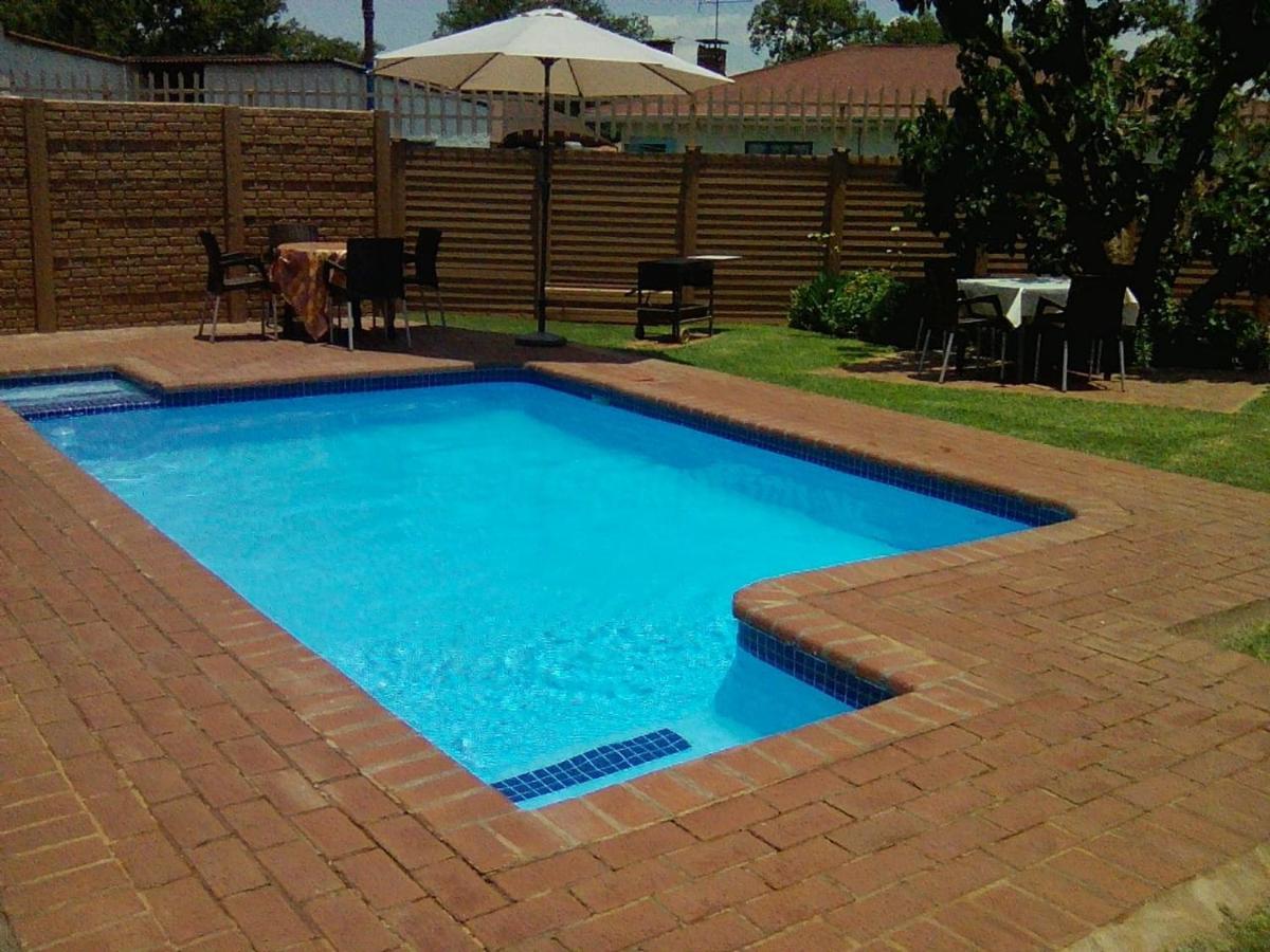 White Rose Guest House Vanderbijlpark Exterior photo
