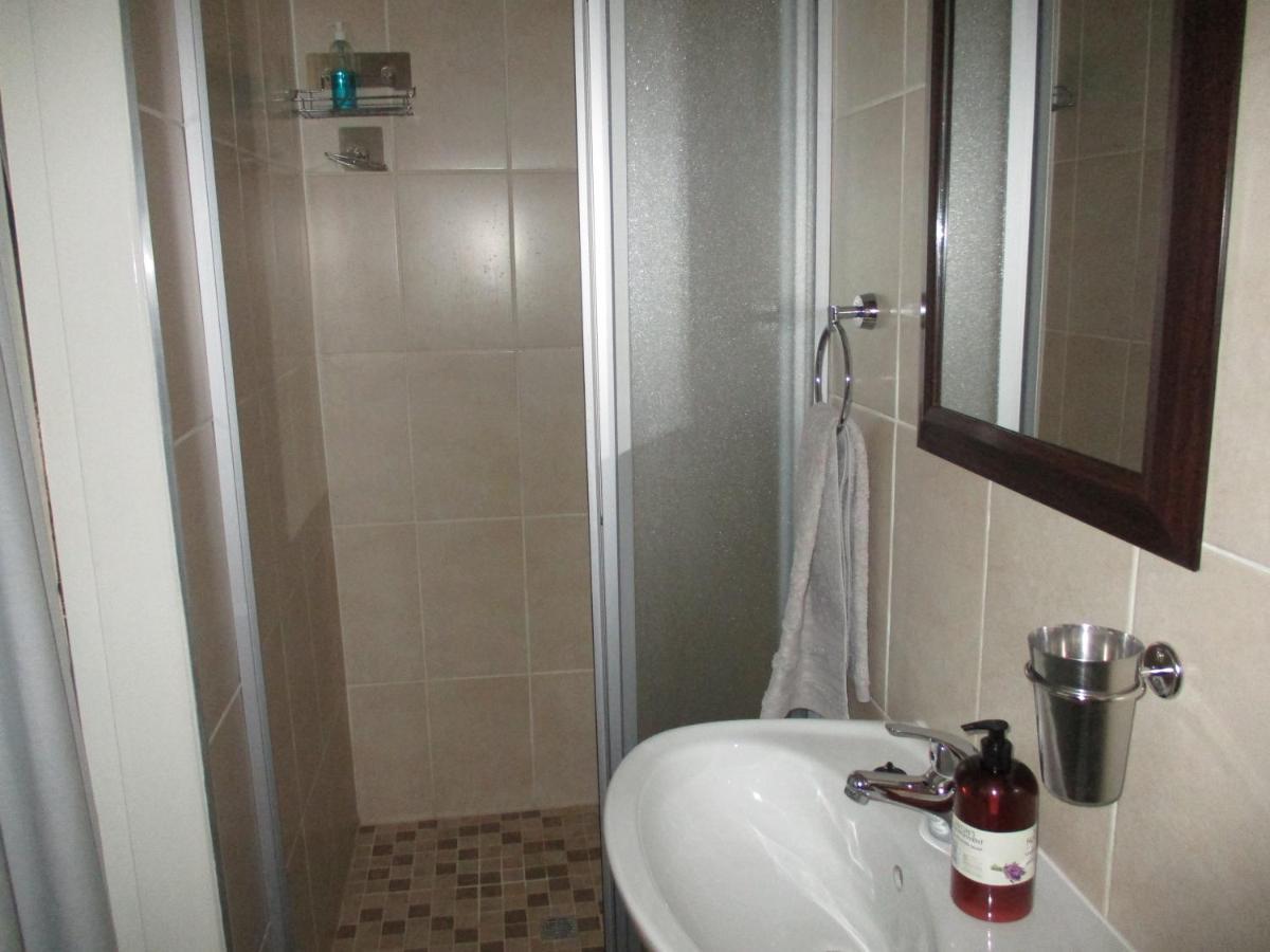 White Rose Guest House Vanderbijlpark Exterior photo