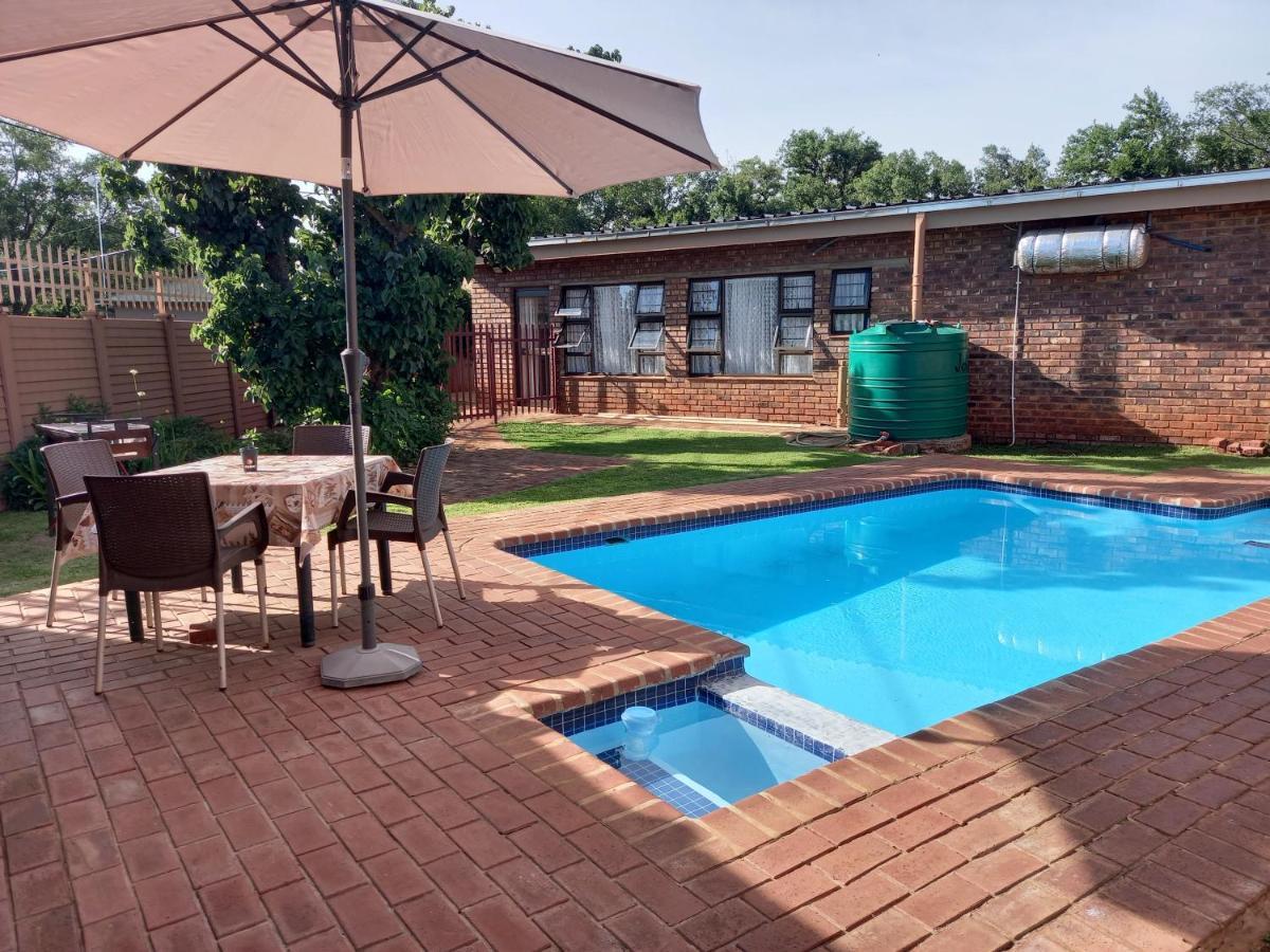 White Rose Guest House Vanderbijlpark Exterior photo