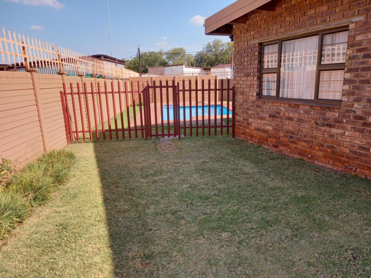 White Rose Guest House Vanderbijlpark Exterior photo