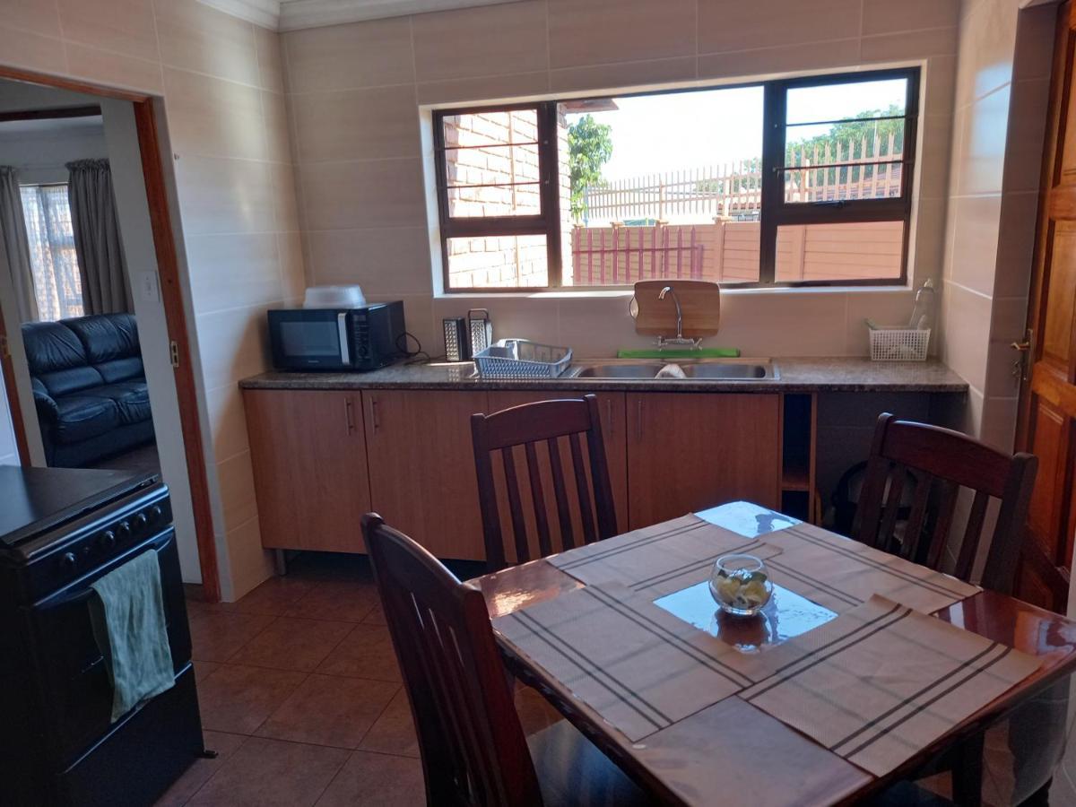 White Rose Guest House Vanderbijlpark Room photo