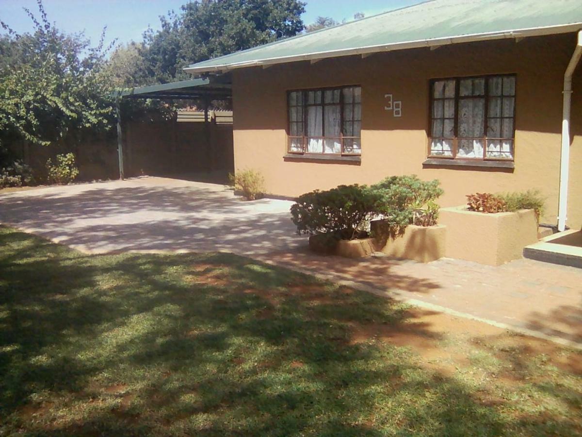 White Rose Guest House Vanderbijlpark Exterior photo