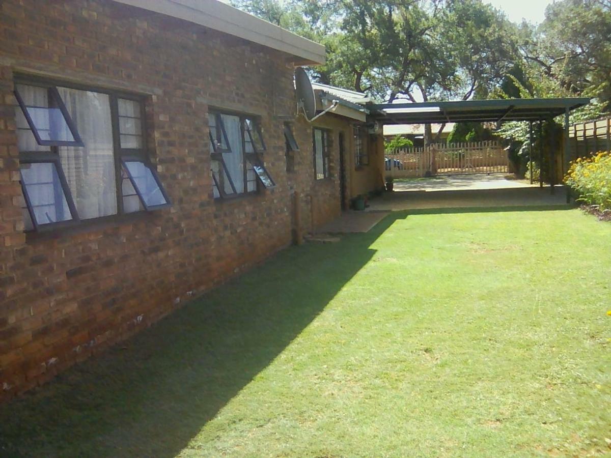 White Rose Guest House Vanderbijlpark Exterior photo